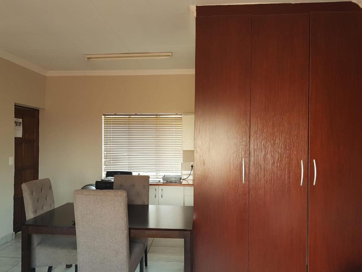 Private Apartments & Biz Stays พริทอเรีย ภายนอก รูปภาพ